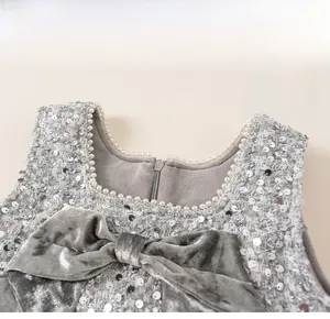 Detail von silbernem Paillettenkleid mit Samtschleife und Perlen für Mädchen