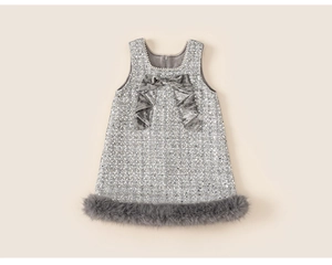 Detail eines Paillettenkleids für Mädchen mit Samtschleife und Kunstpelzbesatz