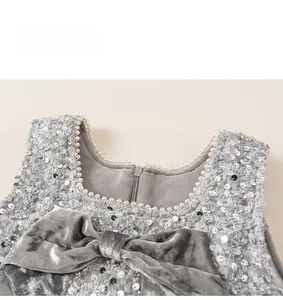 Nahaufnahme von Paillettenkleid für Mädchen mit Perlenkragen und großer Samtschleife