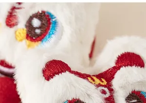 Gros plan détaillé de la broderie traditionnelle de danse du lion sur tissu peluche