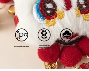Gros plan détaillé d'une pince à cheveux lion avec fourrure douce et clochettes