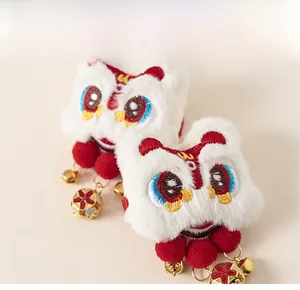 Détails de barrettes lion de danse chinoise avec pompons rouges et broderies fines