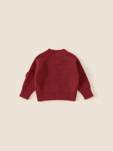 Pull en tricot rouge pour enfants avec bords-côtes et texture en laine chaude