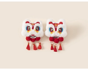 Vue détaillée des pinces à cheveux Lion de l'année chinoise avec peluche et pompons en soie