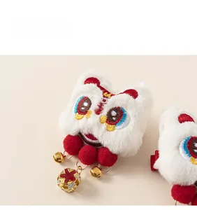 Vue détaillée de la pince à cheveux danse du lion avec peluche et cloches dorées