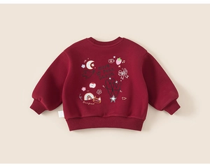 Détail du sweat enfant bordeaux épais avec des imprimés colorés de lune et d'étoiles