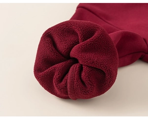Détail de la doublure polaire bordeaux chaude sur le revers en tricot doux pour enfants