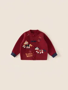 Rood gebreid kindervest met Chinese knopen en kleurrijke eenhoorn borduurdetails