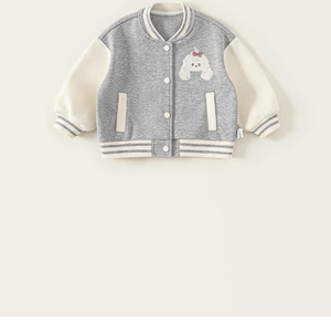 Détail de veste baseball pour enfant avec bords-côtes et broderie de chien mignonne