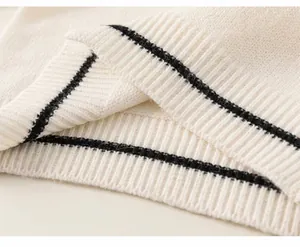Detailaufnahme der creme-gerippten Strickkante mit schwarzen Streifen für Kinderbekleidung
