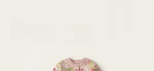Nahaufnahme der rosa Kinderstrickjacke mit Kirschmustern und Rundhalsausschnitt-Details