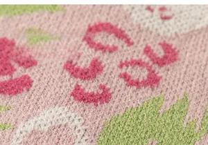 Nahaufnahme von Jacquard-Strickstoff in Rosa und Grün mit weicher Textur und Muster