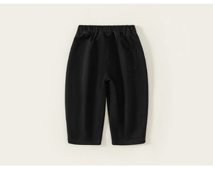 Detailansicht der schwarzen Kinderhose mit elastischem Bund und kleiner Gesäßtasche