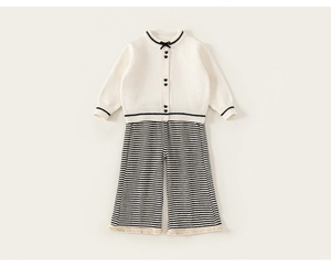 Nahaufnahme der Mädchen Strickjacke mit Schleife und gestreifter Weitbeinhose Set