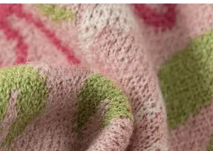 Makro-Detail von weichem Strickstoff in Pink, Grün und Beige für Mädchen-Strickset