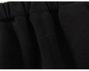 Detailansicht des elastischen Bundes der schwarzen Kinderhose und des Strickgewebes