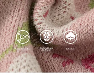 Makroaufnahme von weichem Jacquard-Strickstoff mit Blumenmuster und Plüschtextur