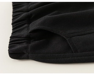 Detail der Jungen Jogginghose in Schwarz mit elastischem Bund und seitlichen Taschen