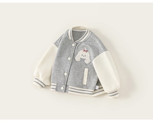 Détail du blouson de baseball pour enfant avec broderie chiot et poignets rayés en maille