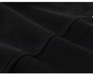 Nahaufnahme der schwarzen Stricktextur und Doppelnaht an der Kinderfreizeithose