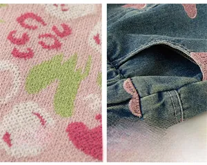 Nahaufnahme von rosa Jacquard-Strick und Denim-Tasche mit floraler Stickerei