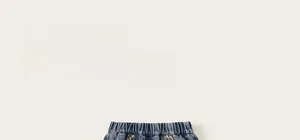 Détail du jean enfant avec taille élastique et poches ornées d'un imprimé léopard tendance
