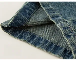 Detailansicht des Hosensaums aus Vintage-Blau-Denim mit präzisen Doppelsteppnähten