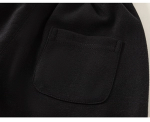 Detail der Gesäßtasche und Doppelnaht an der schwarzen Baumwollhose für Jungen
