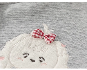 Détail de la veste de baseball grise enfant avec broderie ours blanc et nœud à carreaux rouge
