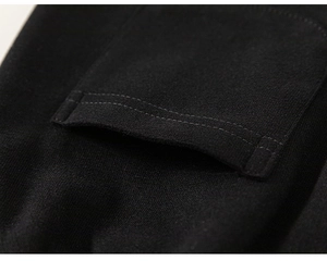 Detailansicht der hochwertigen Baumwollhose mit verstärkten Nähten an der Tasche