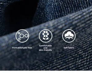 Vue macro du tissu denim bleu foncé doux avec des étiquettes de sécurité sans formaldéhyde
