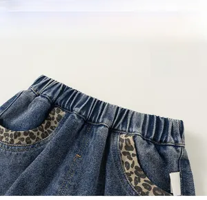 Détail de la taille élastique du jean enfant avec garniture de poche à motif léopard