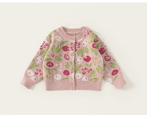 Detail der Strickjacke für Mädchen mit roten und grünen Blumen-Jacquard-Mustern