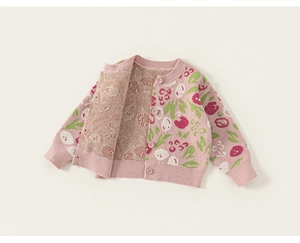 Details einer rosa Strickjacke für Mädchen mit roten Blumenmustern und Knopfverschluss