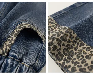 Détail du denim bleu avec empiècements léopard et structure des poches sur le côté
