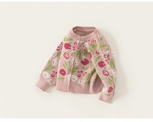 Nahaufnahme der rosa Strickjacke mit Blumenmuster und Rippbündchen für Mädchen