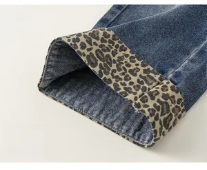 Gros plan détaillé du jean large avec revers élégant à motif léopard pour enfants