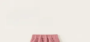 Detailansicht der Mädchen-Jogginghose in Rosa mit elastischem Bund und weichem Stoff