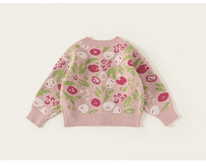 Nahaufnahme des rosa Mädchenpullovers mit bunten Blumen- und Leopardenmustern