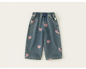 Detail der blauen Kinderjeans mit rosa Herz-Pailletten und elastischem Taillenbund