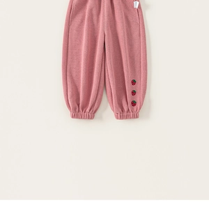 Detail einer rosa Cordhose für Kleinkinder mit feiner Erdbeerstickerei am elastischen Saum