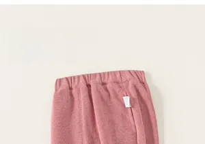 Detailansicht des elastischen Bundes der rosa gestrickten Kinder-Jogginghose