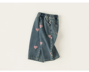 Detail einer blauen Jeans für Mädchen mit elastischem Bund und rosa Herzstickerei