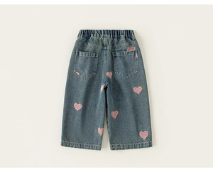 Detail der Mädchen-Jeans mit rosa Herz-Stickerei auf den Gesäßtaschen in Waschblau