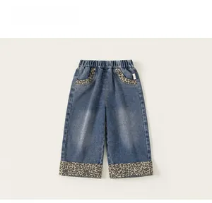 Détail du pantalon large en denim pour fille avec revers léopard et taille élastique