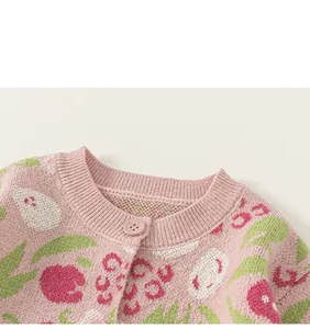 Nahaufnahme der rosa Strickjacke mit Tulpenmuster und passenden runden Knöpfen