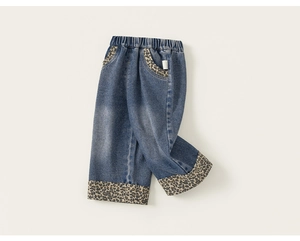 Détails de ce jean en denim avec empiècements léopard élégants sur les poches latérales