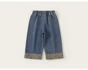 Vue arrière du jean large pour enfant avec revers élégants à imprimé léopard