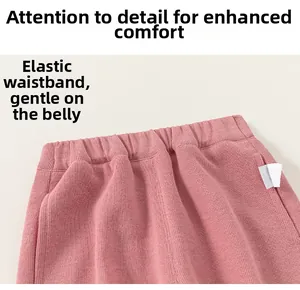 Detailansicht der rosa Kinderhose mit elastischem Bund und weicher Strickstruktur