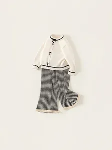 Mädchen Strickjacke mit Schleife und Herzknöpfen sowie gestreifter Hose im Set